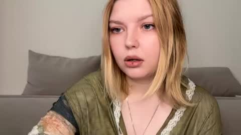 Snapshot of opheliaritz chatting on 06-19-26, 07:01 Ophelia online show from 06-19-26, 07:01