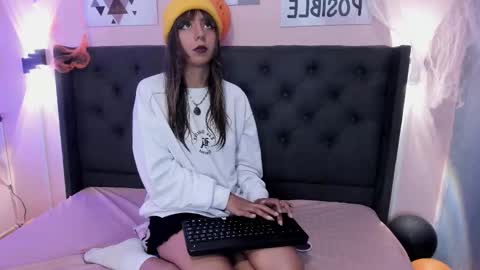 ophelune online show from 10-22-25, 01:22