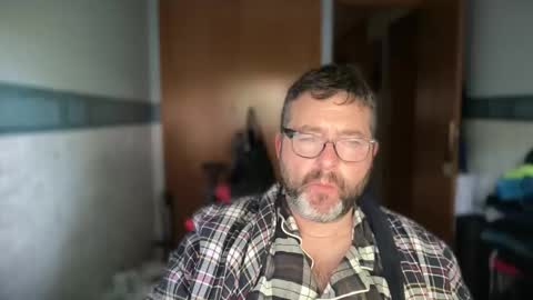 Snapshot of oscarbcncat chatting on 05-18-26, 04:24 oscarbcncat online show from 05-18-26, 04:24