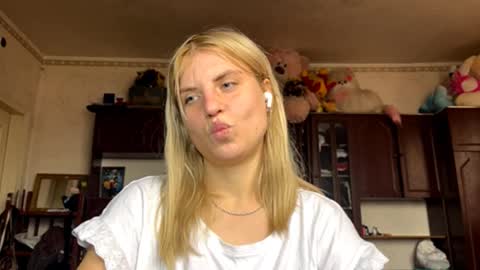 Snapshot of othalook chatting on 10-28-25, 08:51 Alexa online show from 10-28-25, 08:51