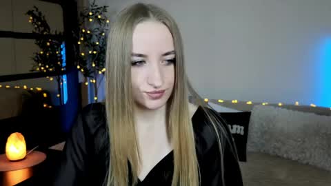 Snapshot of oxy_foxie chatting on 05-20-26, 06:36 Oxy Foxie online show from 05-20-26, 06:36