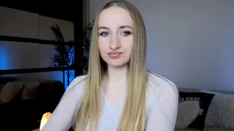 Snapshot of oxy_foxie chatting on 05-23-26, 06:23 Oxy Foxie online show from 05-23-26, 06:23