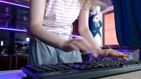 Ella online show from 05-07-26, 06:41