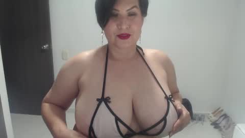 Snapshot of paola_williams chatting on 05-13-26, 08:27 Paola Williams online show from 05-13-26, 08:27