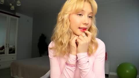 Melena online show from 11-13-25, 08:24