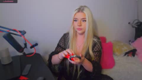 Snapshot of paradise_for_you_ chatting on 09-22-25, 04:25 Victoria online show from 09-22-25, 04:25