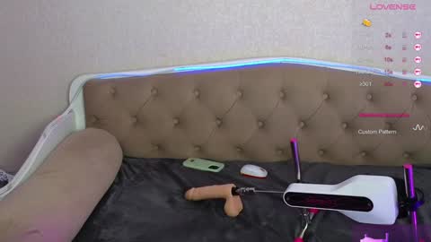 Snapshot of paradisepleasure_ chatting on 12-27-24, 05:09 Allie Alex Thumbs up if you like us online show from 12-27-24, 05:09