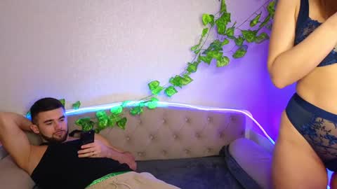 Snapshot of paradisepleasure_ chatting on 01-20-25, 02:43 Allie Alex Thumbs up if you like us online show from 01-20-25, 02:43