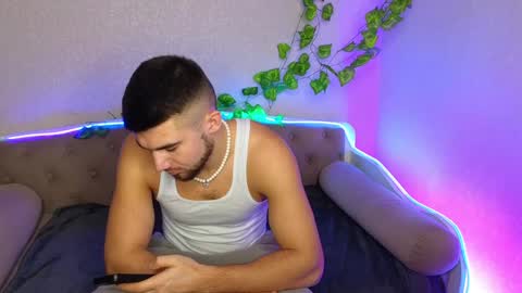 Snapshot of paradisepleasure_ chatting on 01-27-25, 01:26 Allie Alex Thumbs up if you like us online show from 01-27-25, 01:26