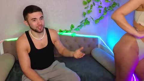 Snapshot of paradisepleasure_ chatting on 02-20-25, 01:57 Allie Alex Thumbs up if you like us online show from 02-20-25, 01:57