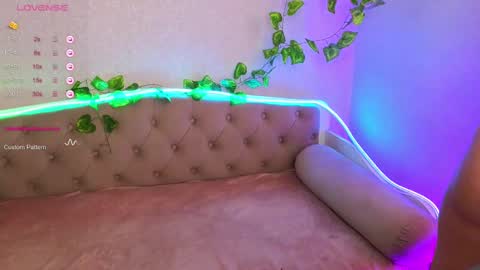 Snapshot of paradisepleasure_ chatting on 02-21-25, 05:02 Allie Alex Thumbs up if you like us online show from 02-21-25, 05:02