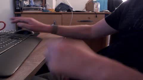 Snapshot of paranoiid chatting on 09-27-25, 07:13 Sascha online show from 09-27-25, 07:13