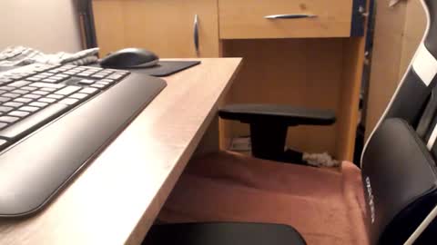 Snapshot of paranoiid chatting on 10-09-25, 08:01 Sascha online show from 10-09-25, 08:01