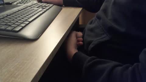 Snapshot of paranoiid chatting on 10-16-25, 07:09 Sascha online show from 10-16-25, 07:09