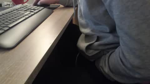 Snapshot of paranoiid chatting on 10-19-25, 07:20 Sascha online show from 10-19-25, 07:20