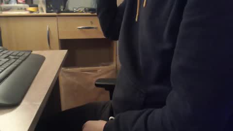 Snapshot of paranoiid chatting on 11-11-25, 06:02 Sascha online show from 11-11-25, 06:02