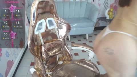 Snapshot of paris09_v chatting on 01-16-25, 06:25 PARIS online show from 01-16-25, 06:25