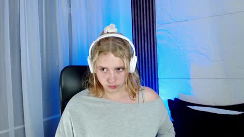 Lizz  online Monday to Saturday from 9pm to 5am Colombia time online show from 01-12-25, 09:30
