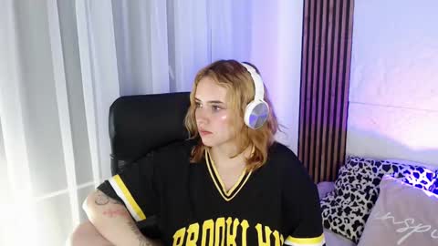 Lizz  online Monday to Saturday from 9pm to 5am Colombia time online show from 02-12-25, 08:27