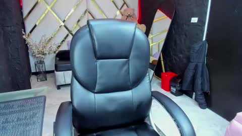 Snapshot of paris_petit chatting on 03-25-26, 08:37 paris petit online show from 03-25-26, 08:37