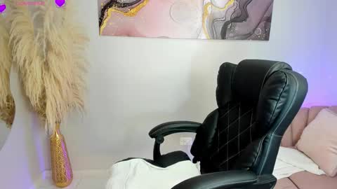 Snapshot of parisangel_ chatting on 01-10-26, 01:18 Paris online show from 01-10-26, 01:18