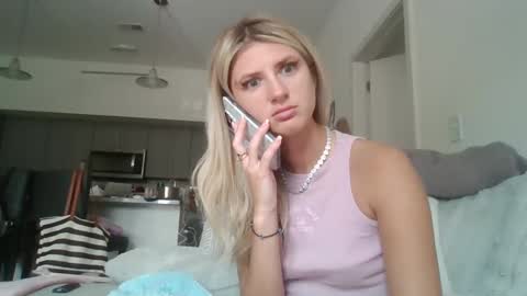 Snapshot of parisbaby2000 chatting on 09-15-25, 02:28 parisbaby2000 online show from 09-15-25, 02:28