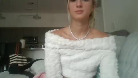 Snapshot of parisbaby2000 chatting on 09-17-25, 01:57 parisbaby2000 online show from 09-17-25, 01:57