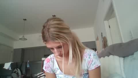 Snapshot of parisbaby2000 chatting on 09-18-25, 03:58 parisbaby2000 online show from 09-18-25, 03:58