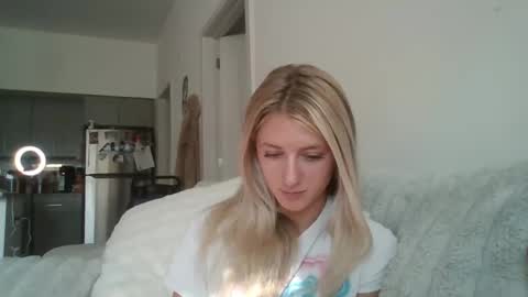 Snapshot of parisbaby2000 chatting on 10-06-25, 02:25 parisbaby2000 online show from 10-06-25, 02:25