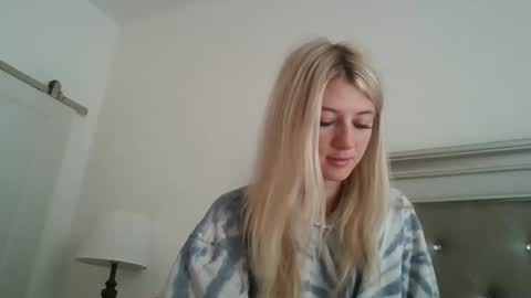 Snapshot of parisbaby2000 chatting on 10-21-25, 01:23 parisbaby2000 online show from 10-21-25, 01:23