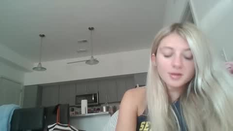 Snapshot of parisbaby2000 chatting on 10-27-25, 03:05 parisbaby2000 online show from 10-27-25, 03:05