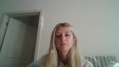 Snapshot of parisbaby2000 chatting on 11-04-25, 02:27 parisbaby2000 online show from 11-04-25, 02:27