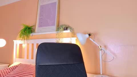 Snapshot of parisfox_ chatting on 10-27-25, 07:40 PARIS online show from 10-27-25, 07:40