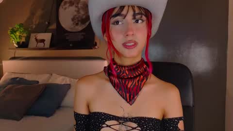 Snapshot of parisfox_ chatting on 10-28-25, 08:33 PARIS online show from 10-28-25, 08:33