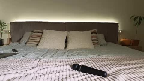 Anna online show from 10-15-25, 07:14