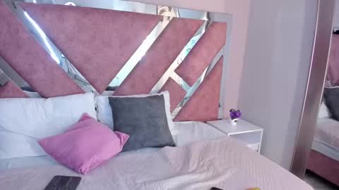 Paulina online show from 12-19-25, 04:14