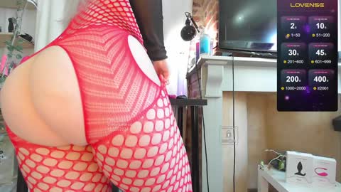 Snapshot of peachyym chatting on 12-20-24, 11:21 Help me to reach 200 thumbs up online show from 12-20-24, 11:21