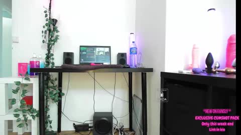 Snapshot of peachyym chatting on 09-30-25, 10:42 Help me to reach 200 thumbs up online show from 09-30-25, 10:42