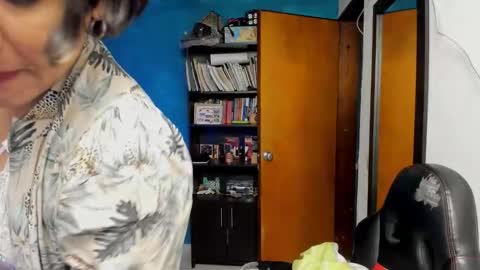 Snapshot of peanut_tangerine chatting on 10-08-25, 11:24 Tangerine Penaut online show from 10-08-25, 11:24