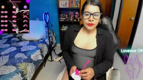 Snapshot of peanut_tangerine chatting on 10-15-25, 11:27 Tangerine Penaut online show from 10-15-25, 11:27