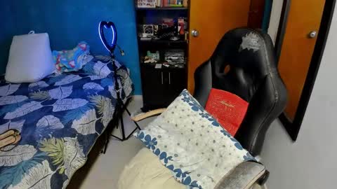 Snapshot of peanut_tangerine chatting on 10-17-25, 01:31 Tangerine Penaut online show from 10-17-25, 01:31