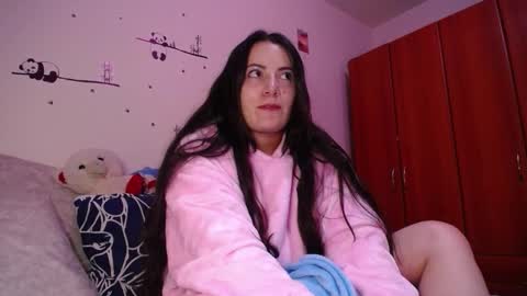 Snapshot of pearl_3 chatting on 09-29-25, 03:33 Pearl online show from 09-29-25, 03:33