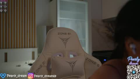 Snapshot of pearly_dream chatting on 04-18-26, 12:09 Leo online show from 04-18-26, 12:09