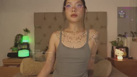 Snapshot of peisinoe_____ chatting on 04-17-26, 01:08 Kris online show from 04-17-26, 01:08
