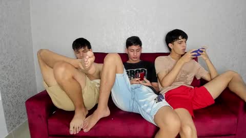 Snapshot of pelusos_mens chatting on 12-19-24, 08:55 CAIN-19 ALLEN-18 RONALD-18 AUSTIN-18 MOD DANTE online show from 12-19-24, 08:55