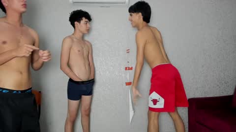 Snapshot of pelusos_mens chatting on 01-04-25, 12:05 CAIN-19 ALLEN-18 RONALD-18 AUSTIN-18 MOD DANTE online show from 01-04-25, 12:05
