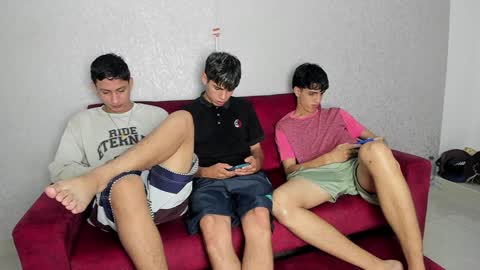Snapshot of pelusos_mens chatting on 01-04-25, 08:48 CAIN-19 ALLEN-18 RONALD-18 AUSTIN-18 MOD DANTE online show from 01-04-25, 08:48