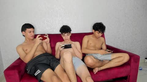 Snapshot of pelusos_mens chatting on 01-08-25, 06:41 CAIN-19 ALLEN-18 RONALD-18 AUSTIN-18 MOD DANTE online show from 01-08-25, 06:41