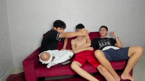 Snapshot of pelusos_mens chatting on 01-08-25, 08:50 CAIN-19 ALLEN-18 RONALD-18 AUSTIN-18 MOD DANTE online show from 01-08-25, 08:50