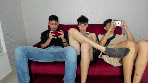 Snapshot of pelusos_mens chatting on 01-11-25, 08:54 CAIN-19 ALLEN-18 RONALD-18 AUSTIN-18 MOD DANTE online show from 01-11-25, 08:54